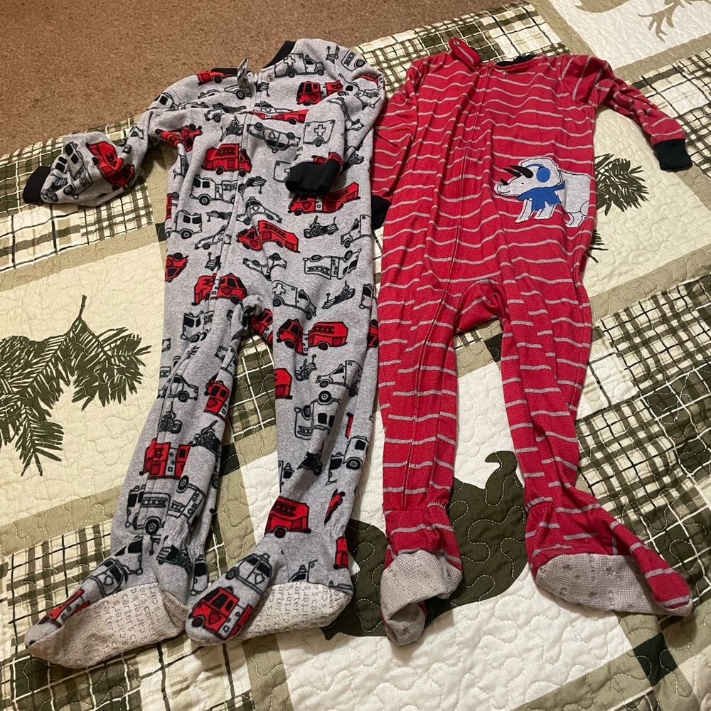 🔴2T footed pajamas, 2 pair. Nice condition.